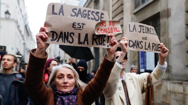  Macron setzt Erhöhung des Rentenalters in Kraft – trotz Protesten