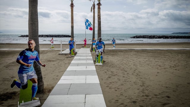  Aberglaube statt Strand in Napoli, Elch(e)-Test für Barcelona