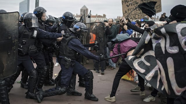  Über 1000 Einsatzkräfte bei Protesten in Frankreich verletzt