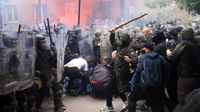  31 KFOR-Soldaten bei Zusammenstössen mit Demonstranten verletzt