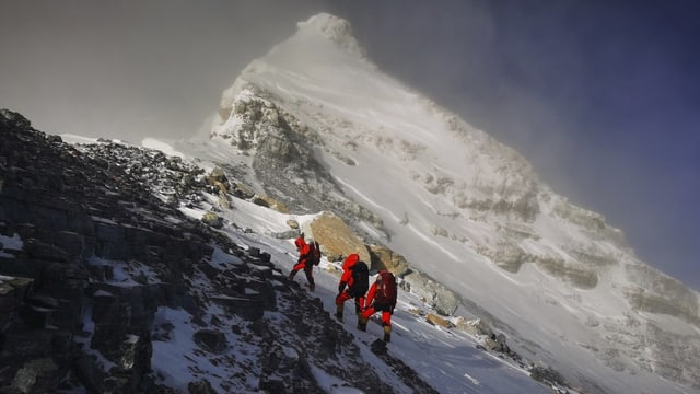  Rekordandrang auf den Mount Everest – US-Bergsteiger gestorben