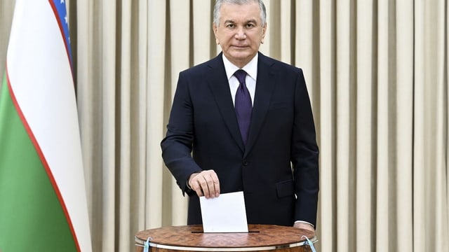  Usbekistan segnet seine neue Verfassung ab