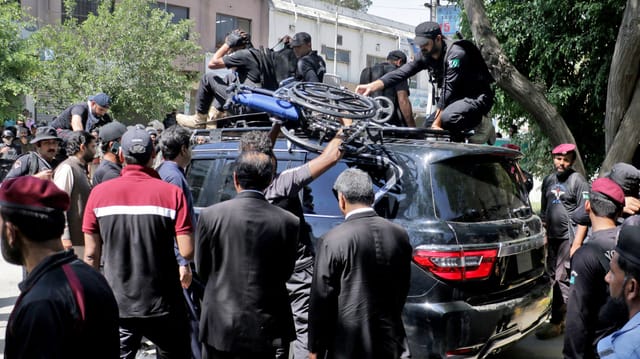  Unruhen wegen Khans Verhaftung dauern an
