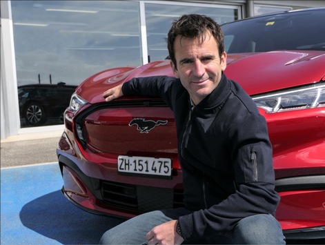  Rennfahrer Romain Dumas und sein neuer Ford Mustang Mach-E