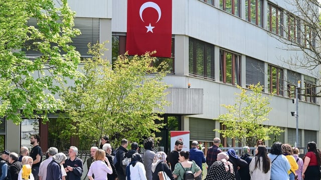  Türkinnen und Türken im Ausland strömen zu den Wahlurnen