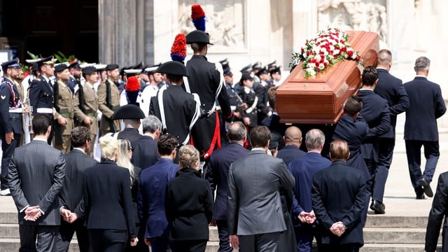  Tausende trauern an Staatsbegräbnis um Silvio Berlusconi