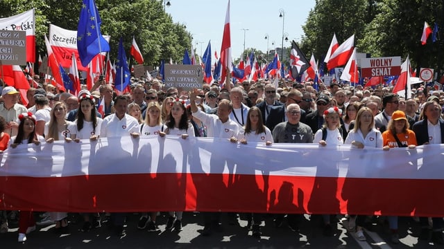  Polen: Zehntausende demonstrieren gegen Regierungspartei PiS