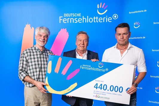 Die DEUTSCHE FERNSEHLOTTERIE und ROLAND KAISER zeigen gemeinsam Herz / Tafeln des Albert-Schweitzer-Familienwerks Brandenburg erhalten 440.000 Euro