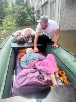  Nach Dammbruch: Samaritan’s Purse bringt Hilfsgüter in die Ukraine / Partner helfen bei Wasserrettung und verteilen Lebensmittel