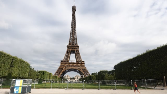  Touristen erkundigen sich, ob Frankreich noch sicher sei