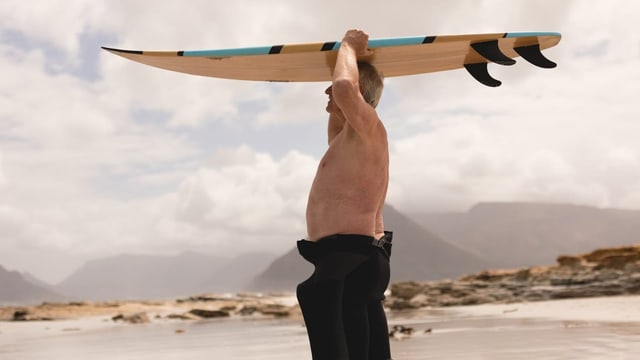  Surfen lernen geht in jedem Alter – und (fast) ohne Strand