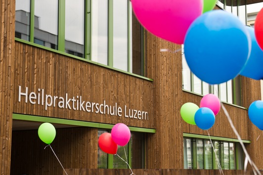  Die Heilpraktikerschule Luzern lädt alle Interessierten herzlich zum Grossen Schnuppertag ein, der am 16. September 2023 von 12.30 bis 17.15 Uhr stattfindet