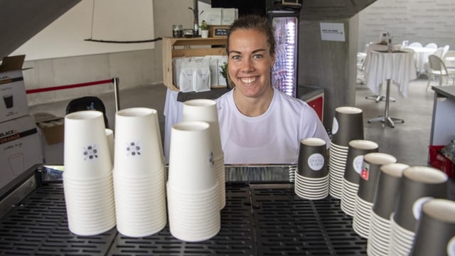  Ungewohnte Rolle: Gmelin verkauft beim Ruder-Weltcup Kaffee