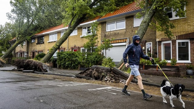  Unwetter legt Verkehr in den Niederlanden lahm