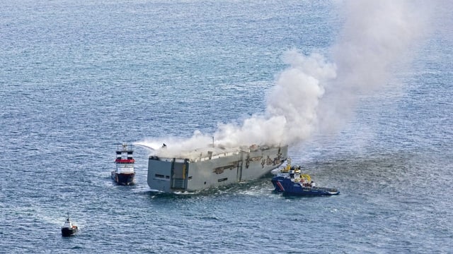  Brand auf Autofrachter laut Küstenwache kleiner geworden