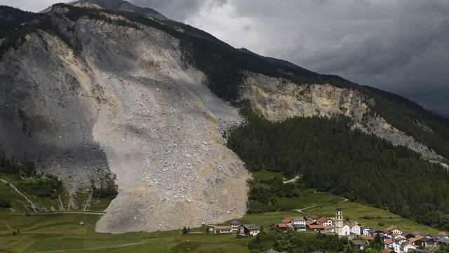  Brienz (GR): Niederschläge lassen Berg wieder in Bewegung kommen