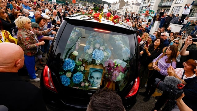  Tausende erweisen Sinéad O’Connor die letzte Ehre