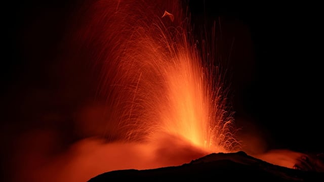  Vulkan Ätna speit wieder Lava – Flughafen Catania ausser Betrieb