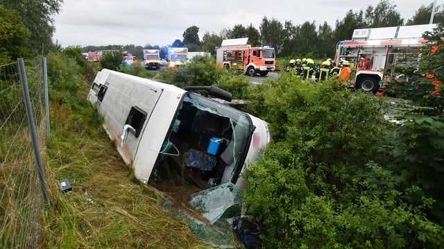  Reisecar in Deutschland verunglückt – 19 Verletzte