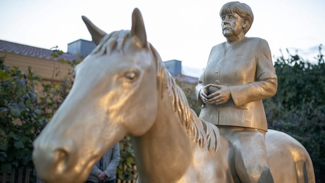  Skulptur von Ex-Kanzlerin Merkel zusammengebrochen