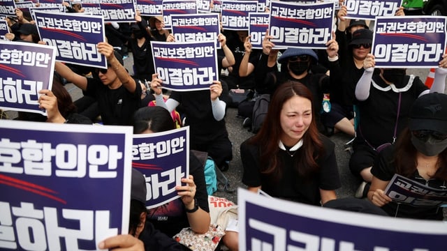  Lehrpersonen demonstrieren gegen Machtlosigkeit in Südkorea