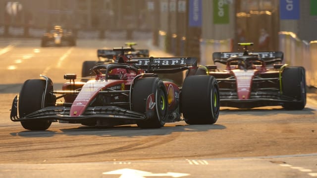  Ferrari vorn, Verstappen weit zurück