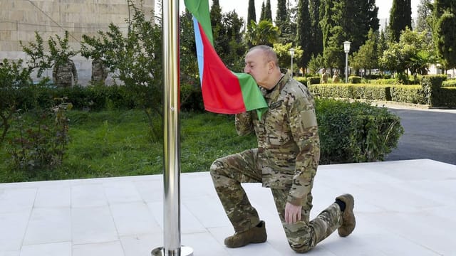  Aliyev hisst aserbaidschanische Flaggen in Bergkarabach