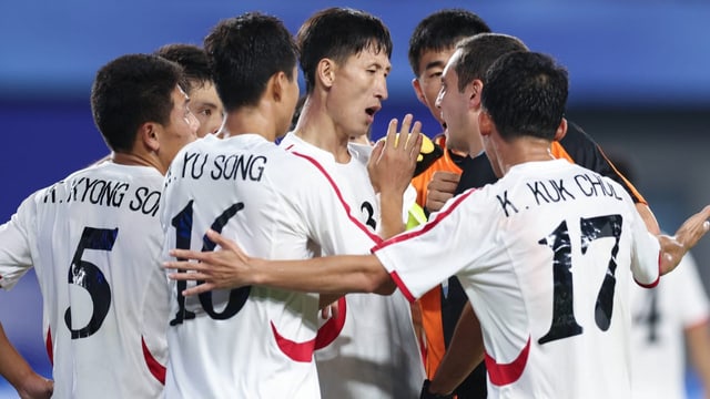  Nordkoreas Nationalspieler machen Jagd auf den Schiedsrichter