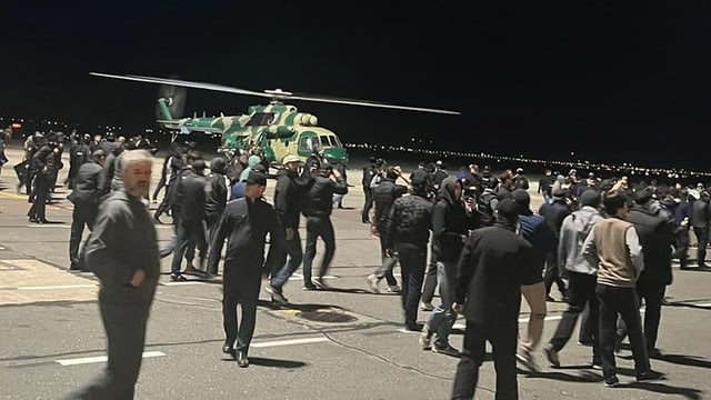  Judenfeindlicher Mob stürmt Flughafen – Darum geht es