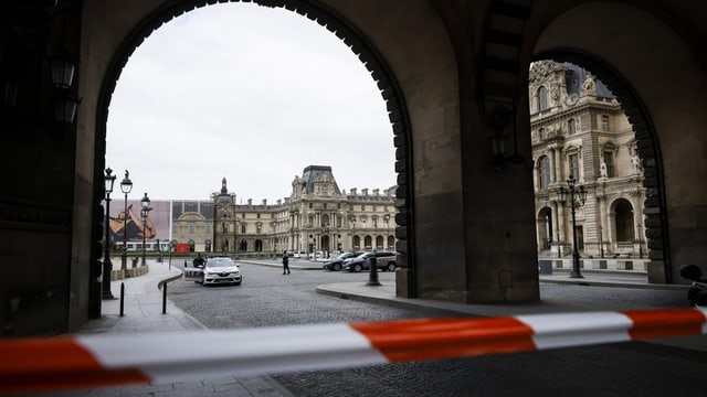  Louvre und Schloss von Versailles nach Evakuierung wieder offen