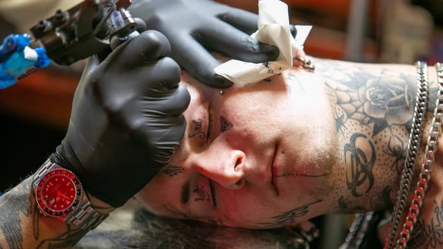  Wie Tattoos vom Rand der Gesellschaft in den Kunsttempel fanden