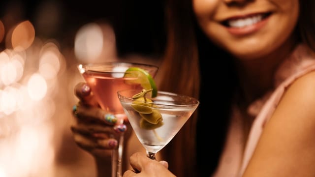  Alkohol macht niemanden attraktiver – aber mutiger