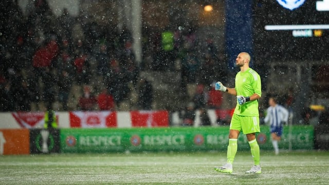 Unterbruch: Aberdeen-Fans werfen Schneebälle auf Helsinki-Goalie