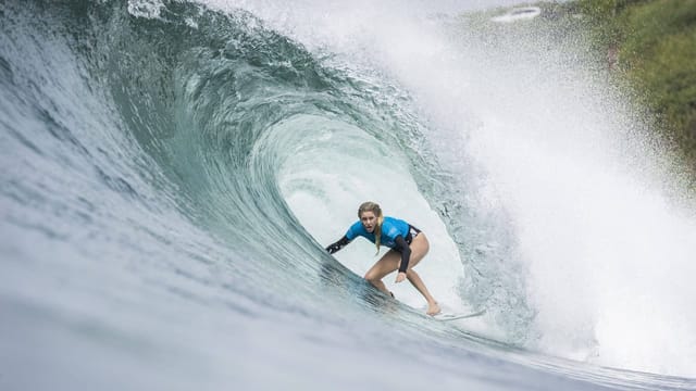  Australierin surft Monsterwelle und stellt Weltrekord auf