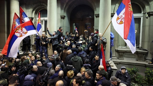  Tausende protestieren in Serbien gegen mutmasslichen Wahlbetrug