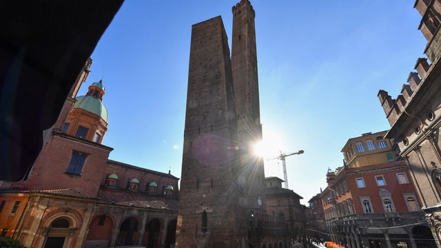  Der schiefe Turm von Bologna droht einzustürzen