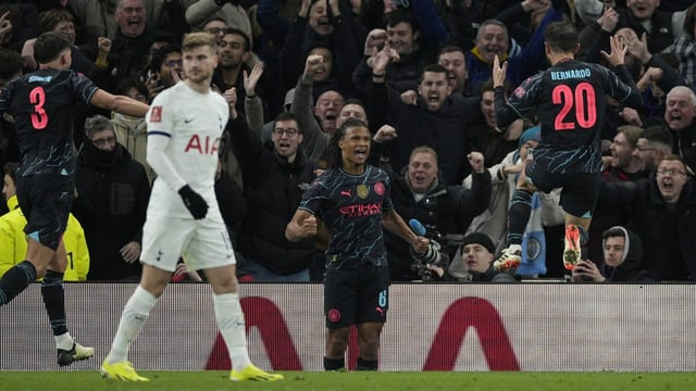  Aké erlöst ManCity im FA Cup gegen Tottenham