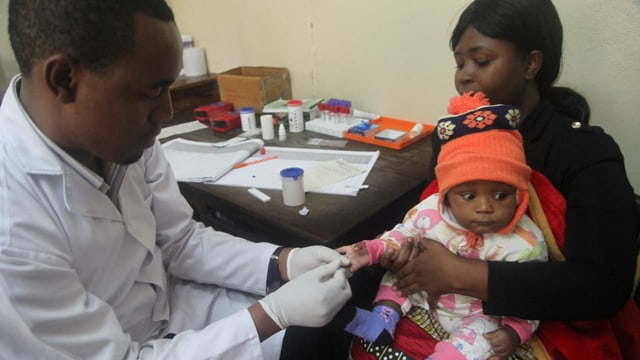  Weltweit erstes Malaria-Impfprogramm in Kamerun gestartet