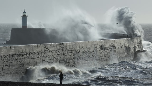  Chaos auf den Britischen Inseln wegen stürmischen Wetters