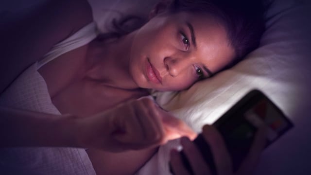  Probleme beim Einschlafen: Macht blaues Licht wirklich wach?