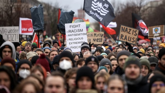  Zehntausende protestieren gegen Rechtsextremismus – auch Scholz