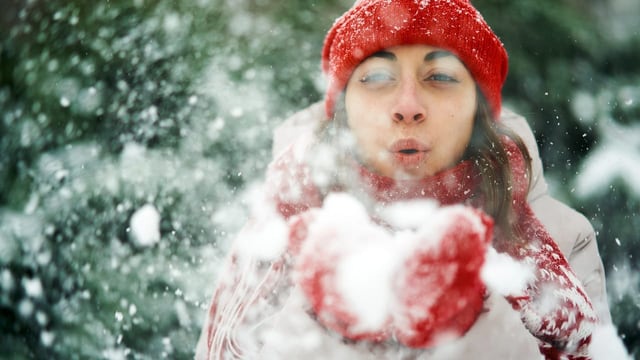  Was hält bei Winteraktivitäten wirksam warm?