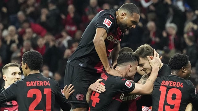  Klarer Sieg im Spitzenkampf: Leverkusen im Hoch