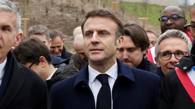  Macron präsentiert das olympische Dorf in Paris