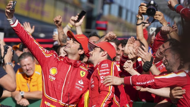  Sainz vor Leclerc: Ferrari jubelt nach frühem Verstappen-Out