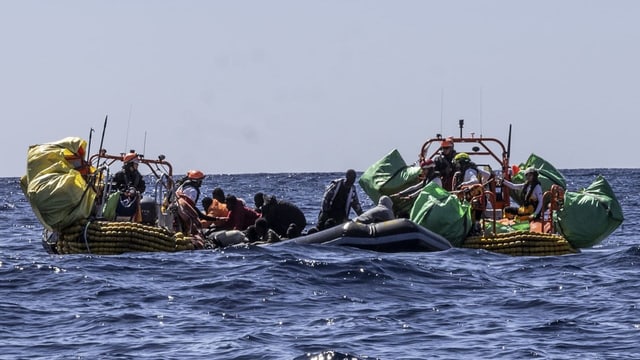  Wie Dutzende Bootsmigranten einen grauenvollen Tod erlitten
