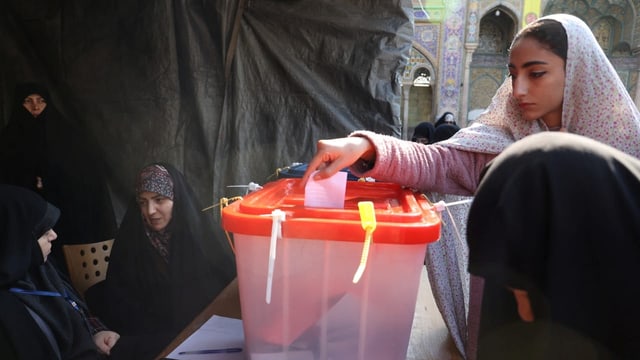  Bei den Wahlen in Iran führen die Hardliner