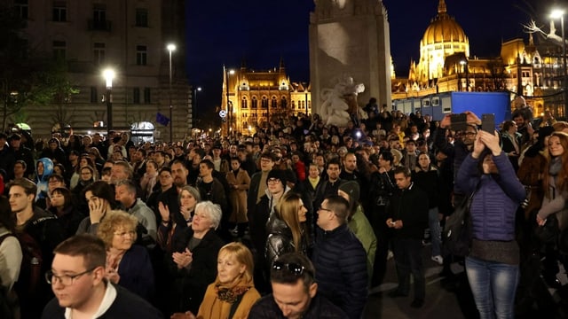  Tausende Menschen protestieren in Ungarn gegen Regierung