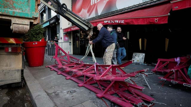  Windmühlenflügel des Pariser Cabarets Moulin Rouge stürzt ab