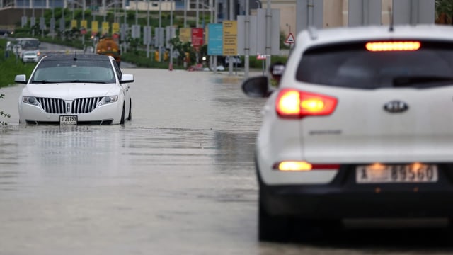  Heftige Regenfälle in Dubai – Flugverkehr betroffen